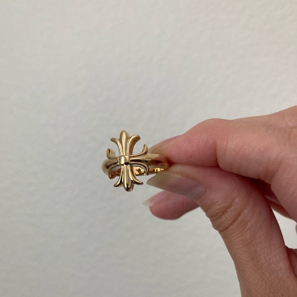 New Vanessa Mooney gold THE FLEUR CROSS RING - Picture 8 of 9